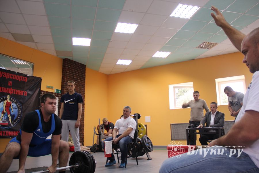 В Великих Луках прошел открытый городской турнир по пауэрлифтингу (фото)