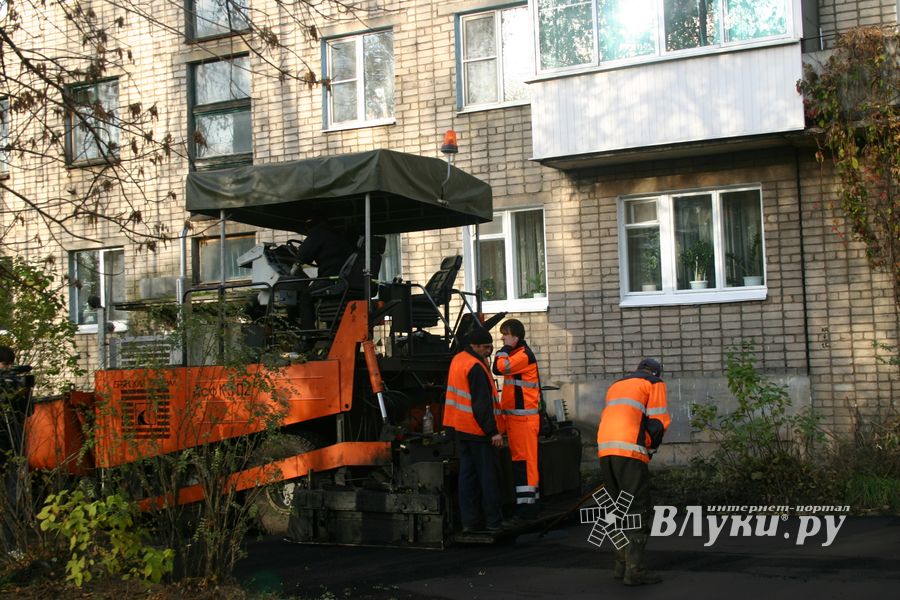 Глава администрации проследил за ходом ремонта дворовых территорий