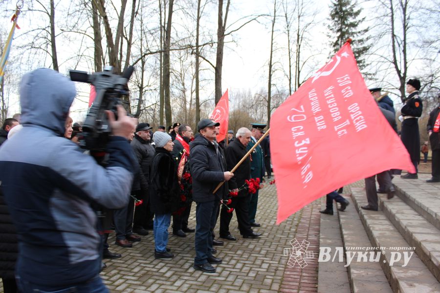 Родственники погибших солдат приняли участие в возложении цветов в Великих Луках
