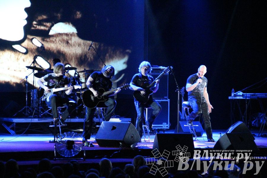 В Великих Луках состоялся концерт Дениса Майданова