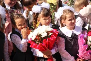 Самую многочисленную школу Великих Лук пополнили 116 первоклассников (ФОТО)