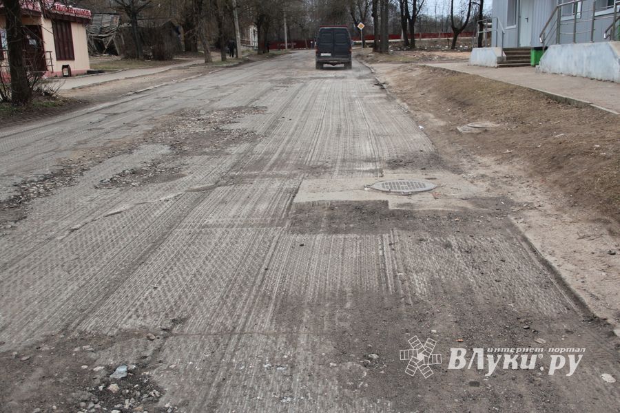 В Великих Луках загодя фрезеруют дороги (ФОТО)