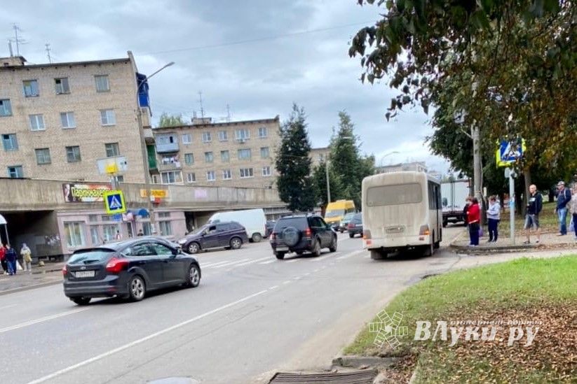 В Великих Луках грузовик врезался в маршрутку (ФОТО)