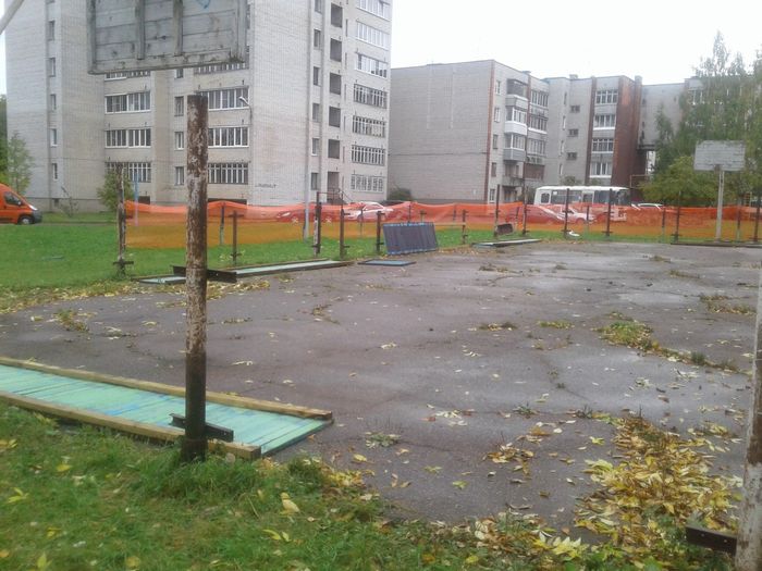 В Великих Луках начались работы по демонтажу старой спортивной площадки на ул. Рабочей (ФОТО)