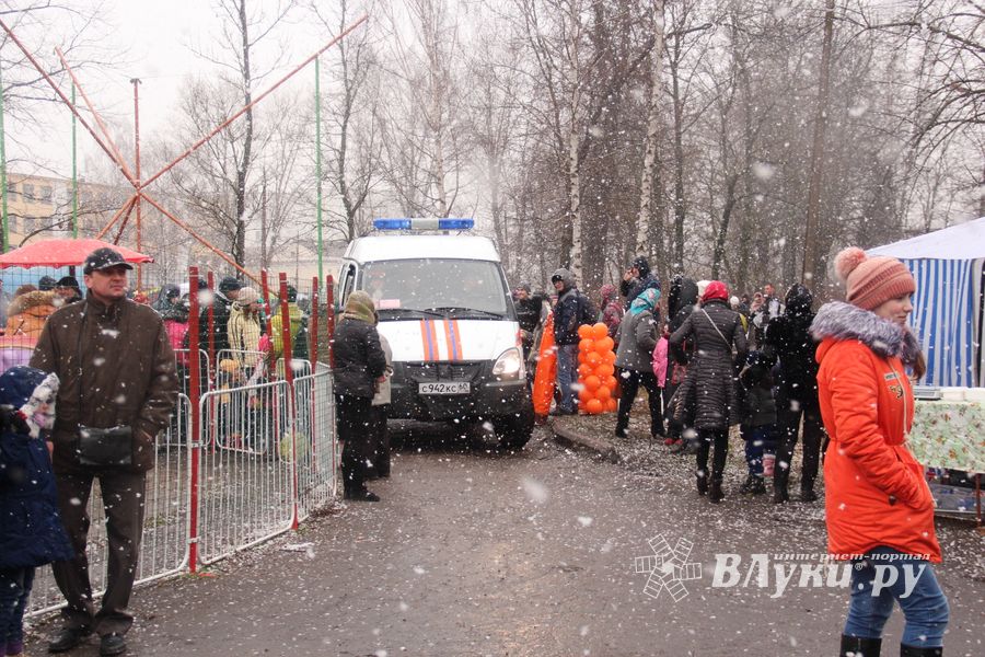 В Великих Луках сожгли Масленицу (фото)