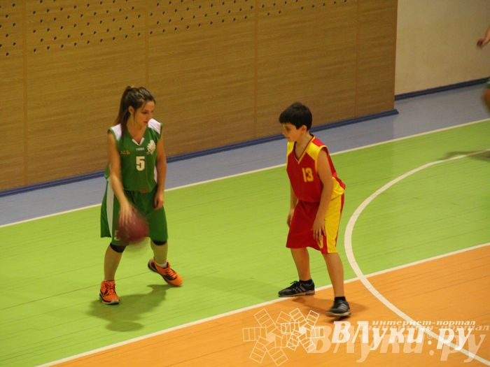 Интересный баскетбольный матч прошел в Великих Луках (фото)