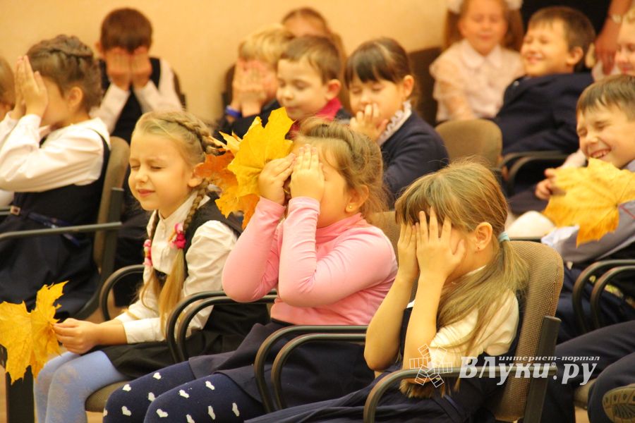 В школу №13 Великих Лук приходила осенняя сказка (ФОТО)