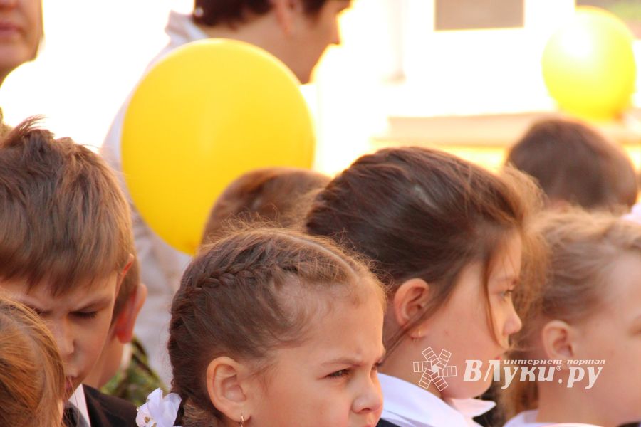 В Великих Луках прозвенели «последние» звонки (ФОТО)