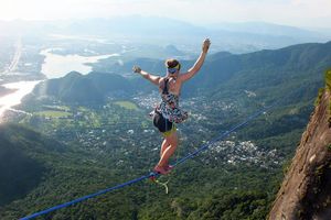 Девушка на каблуках прошла по канату на высоте 840 метров (фото)