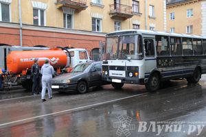 В Великих Луках столкнулись Фольксваген и ПАЗ (ФОТО)