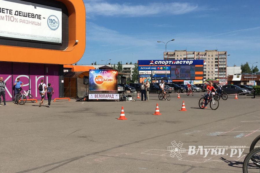 В Великих Луках прошел традиционный велопарад (ФОТО)