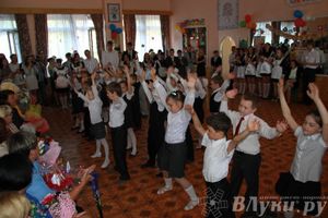 В Великих Луках прозвенели «Последние звонки»