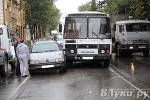 В Великих Луках столкнулись Фольксваген и ПАЗ (ФОТО)