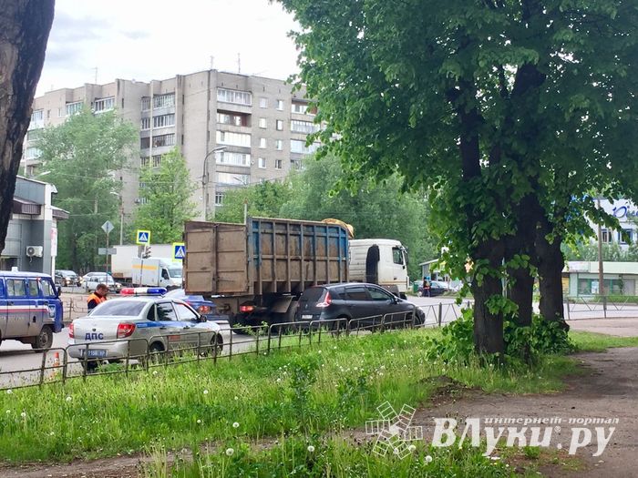 ДТП в Великих Луках: ломовоз «подрезал» легковушку (ФОТО)