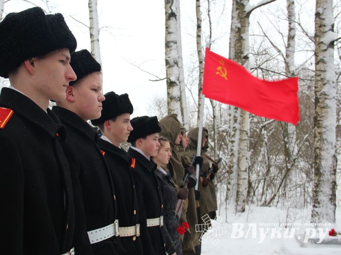 Никто не забыт: в Великих Луках благоустроили могилу неизвестного солдата (ФОТО)