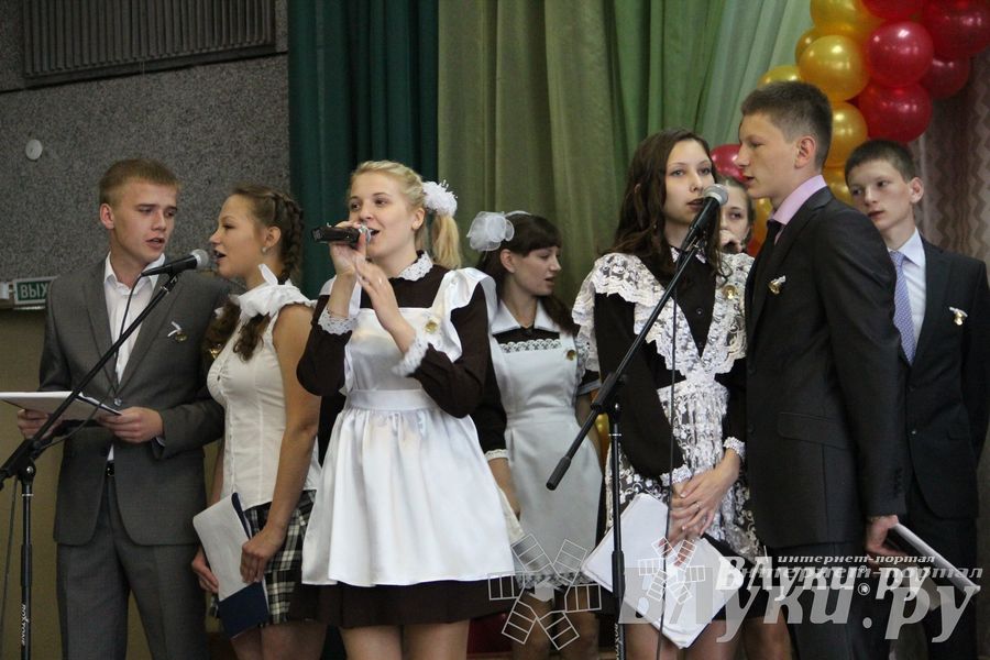 «Последний звонок» в школах Великих Лук