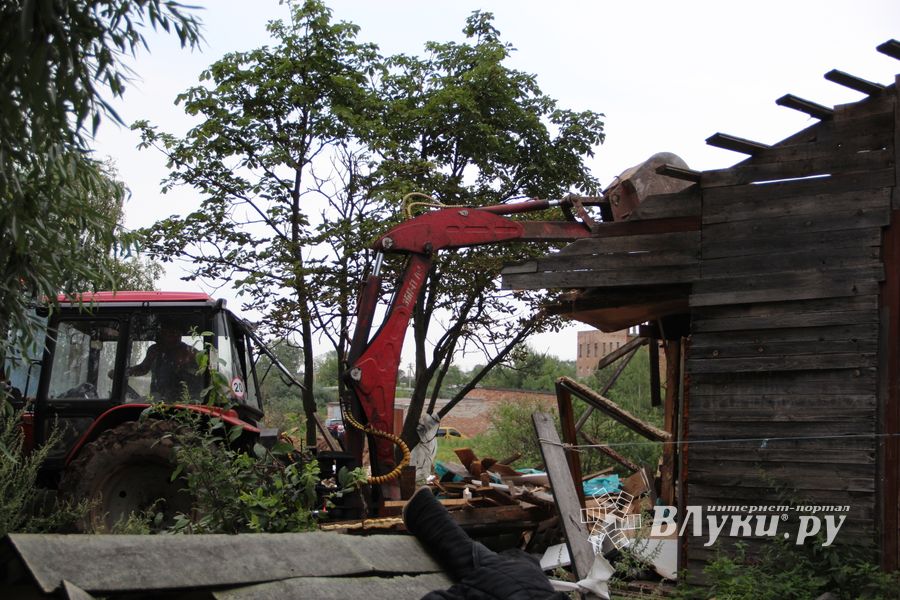 Великие Луки: ломать - не строить