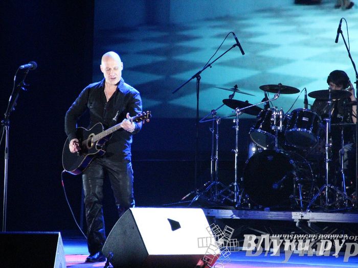 В Великих Луках состоялся концерт Дениса Майданова