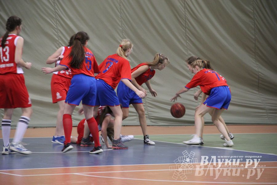 В Великих Луках прошли финальные игры муниципального этапа «КЭС-Баскет» (фото)
