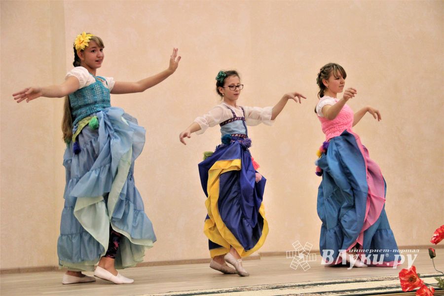 В Великих Луках ученики школы №13 поздравили своих педагогов (ФОТО)