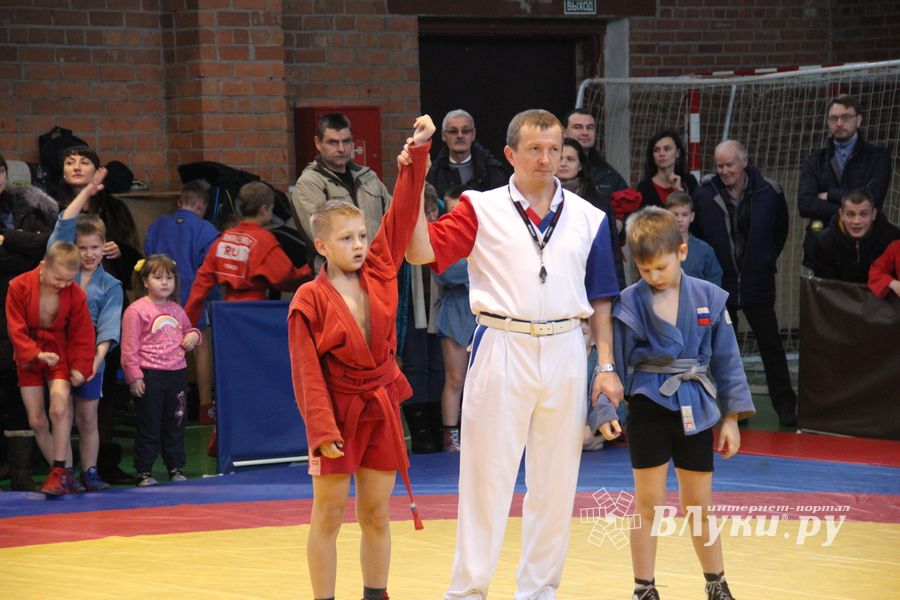 В Великих Луках проходит турнир самбистов (ФОТО)