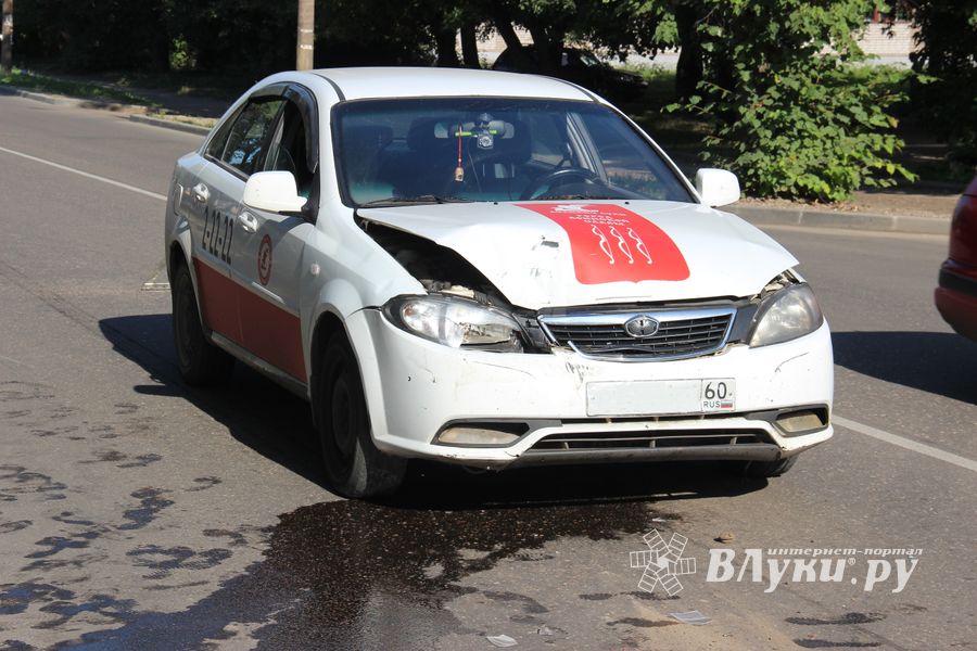 ДТП на улице Малышева в Великих Луках (ФОТО)