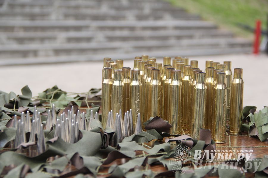 ​Церемония закладки земли Города воинской славы в памятные гильзы состоялась в Великих Луках (фото)