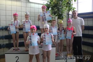 В Великих Луках прошли соревнования по плаванию «Весёлый дельфин» 