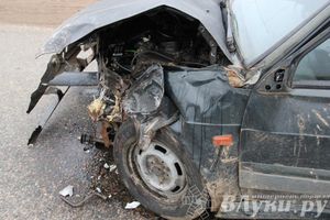 В Великих Луках столкнулись Лада и Шевроле (фото)