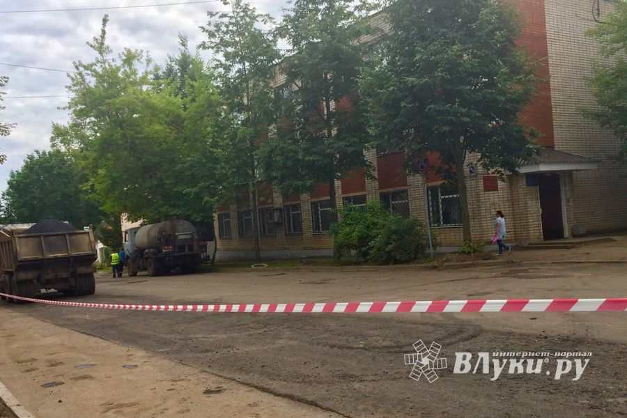 Припаркованные у обочин автомобили вновь мешают ремонту дорог (ФОТО)