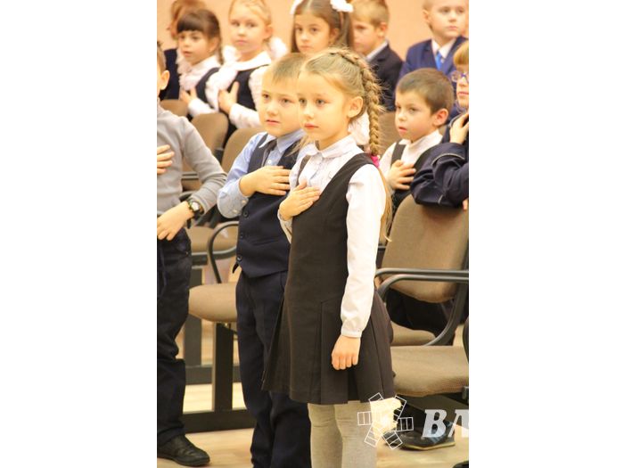 Зачем самых младших учеников 13-й школы испачкали мелом (ФОТО)