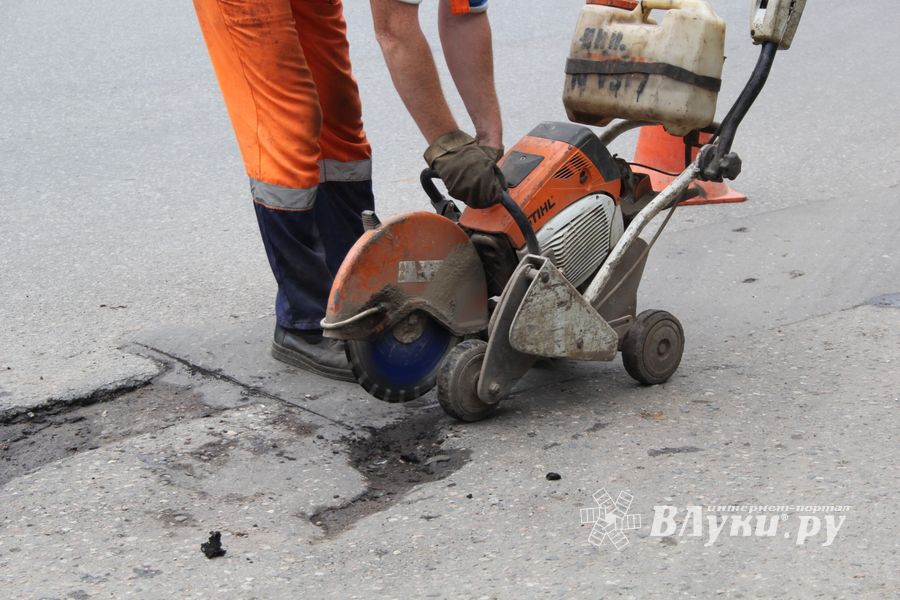 В Великих Луках начался ямочный ремонт на ул. Нелидовской (ФОТО)
