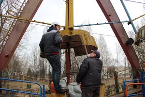 Аттракционы великолукского парка проверили на безопасность (ФОТО)