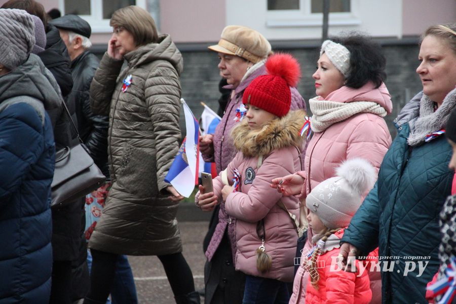 В Великих Луках прошло праздничное шествие (ФОТО)