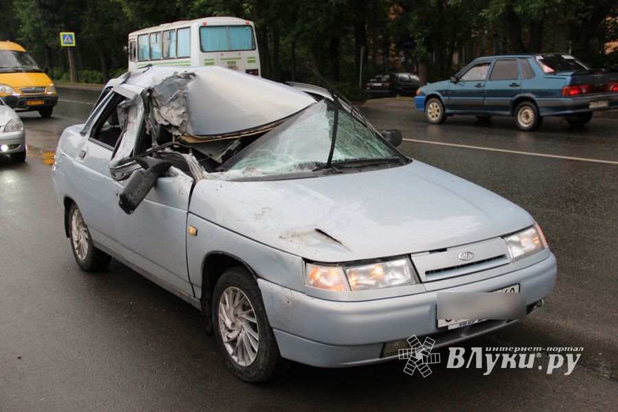 В Великих Луках столкнулись ВАЗ и Газель, есть пострадавшие (ФОТО)
