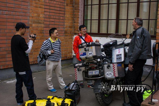 Иностранные туристы на электромобилях в Великих Луках (ФОТО)