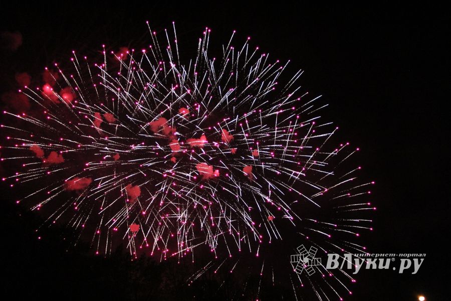 Салют в Великих Луках (ФОТО)