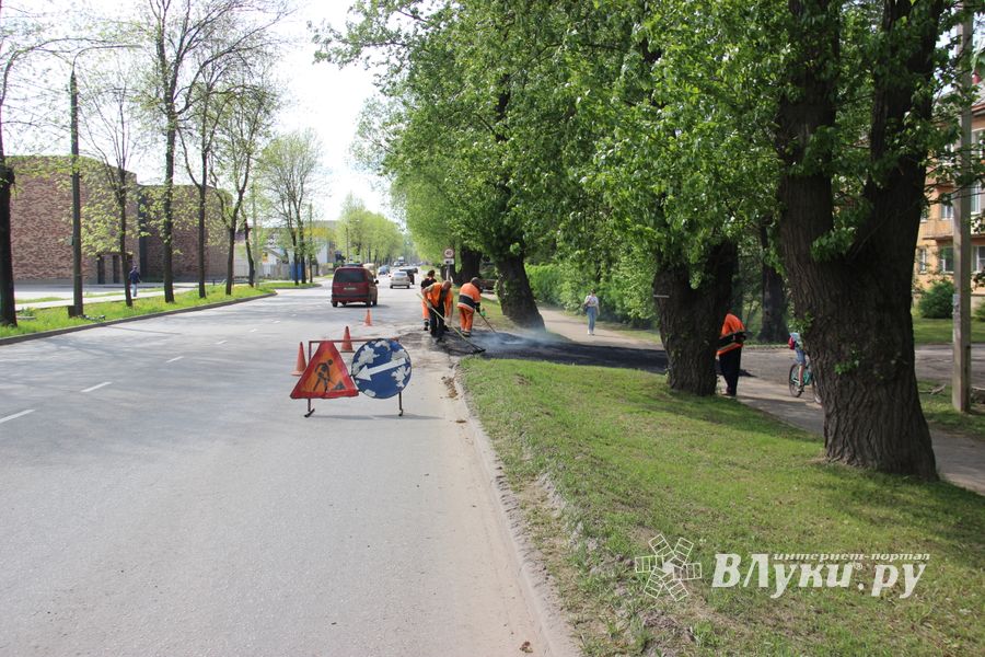 Вниманию автомобилистов-великолучан – дорожные работы (ФОТО)