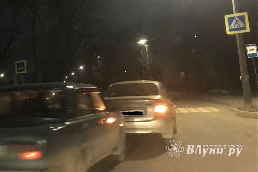 В Великих Луках на Ботвина произошла авария (ФОТО)