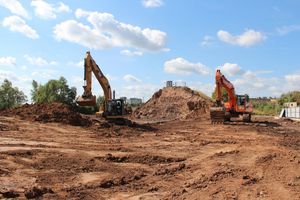  На месте строительства путепровода ведутся работы (фото)
