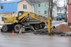 Из-за аварии в водоводе несколько домов отключены от воды (ФОТО)