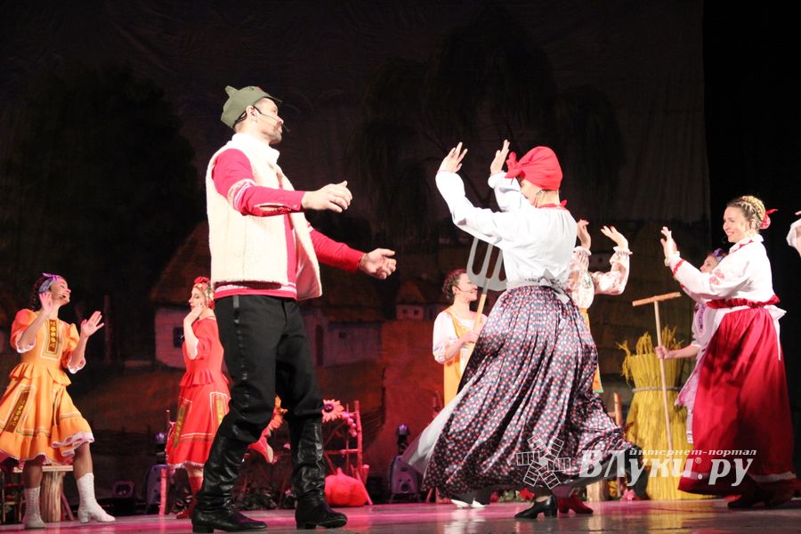 Кони стоят пьяные, хлопцы запряженные — в ГДК Ленина сыграли «Свадьбу в Малиновке» (ФОТО)