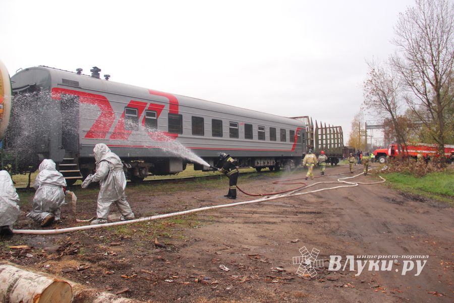 В Великих Луках тушили поезд (ФОТО)