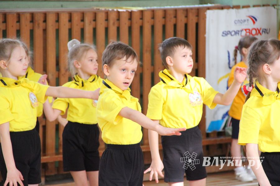 В Великих Луках проходят спортивные соревнования среди дошколят «Юные олимпионики» (ФОТО)