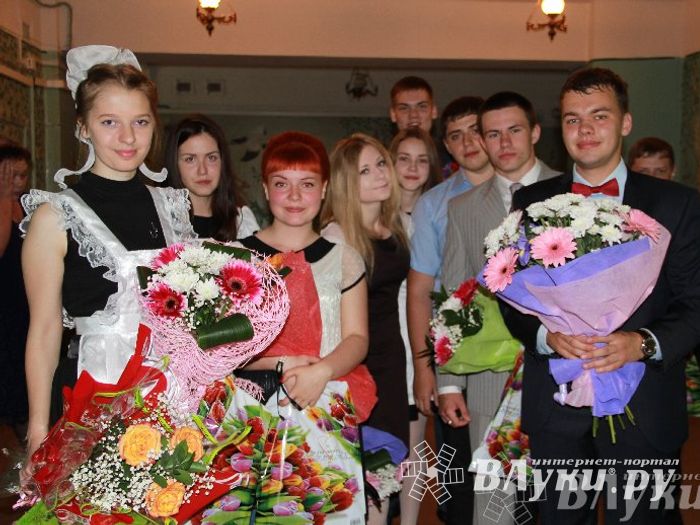 В Великих Луках прозвенели «Последние звонки»