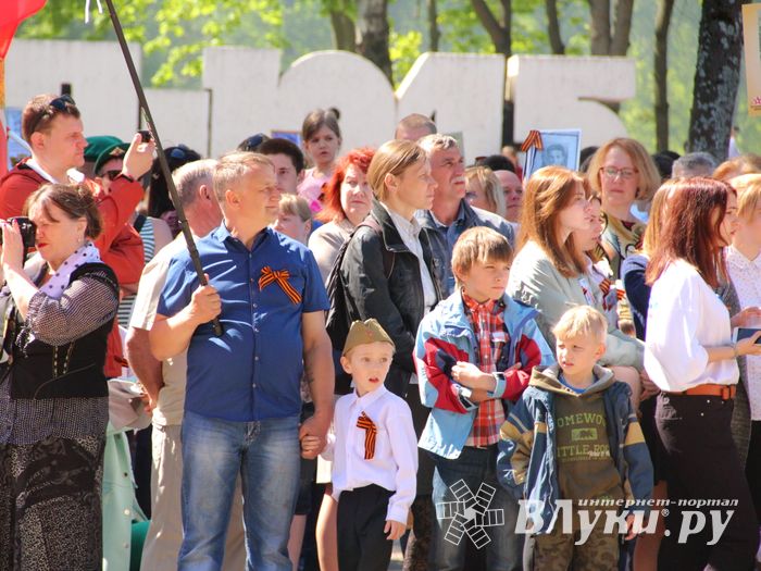 По центральному проспекту Великих Лук прошёл  «Бессмертный полк» (0+) (ФОТО)