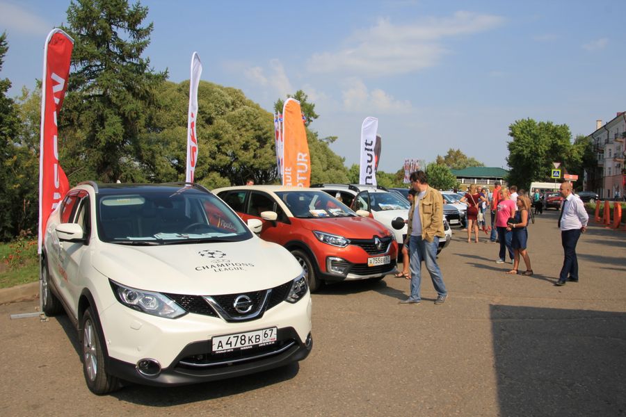 ​В Великих Луках в День Города прошла «Автовыставка 2018 - ЛЕТО» (ФОТО)