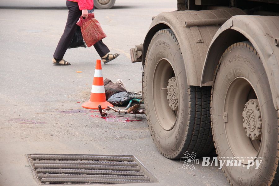 В Великих Луках на пешеходном переходе сбили велосипедиста (ФОТО)