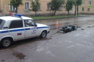 Фотофак: В Великих Луках произошло ДТП с участием скутериста