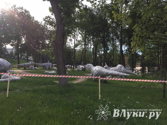 В Великие Луки завезли динозавров (ФОТО)